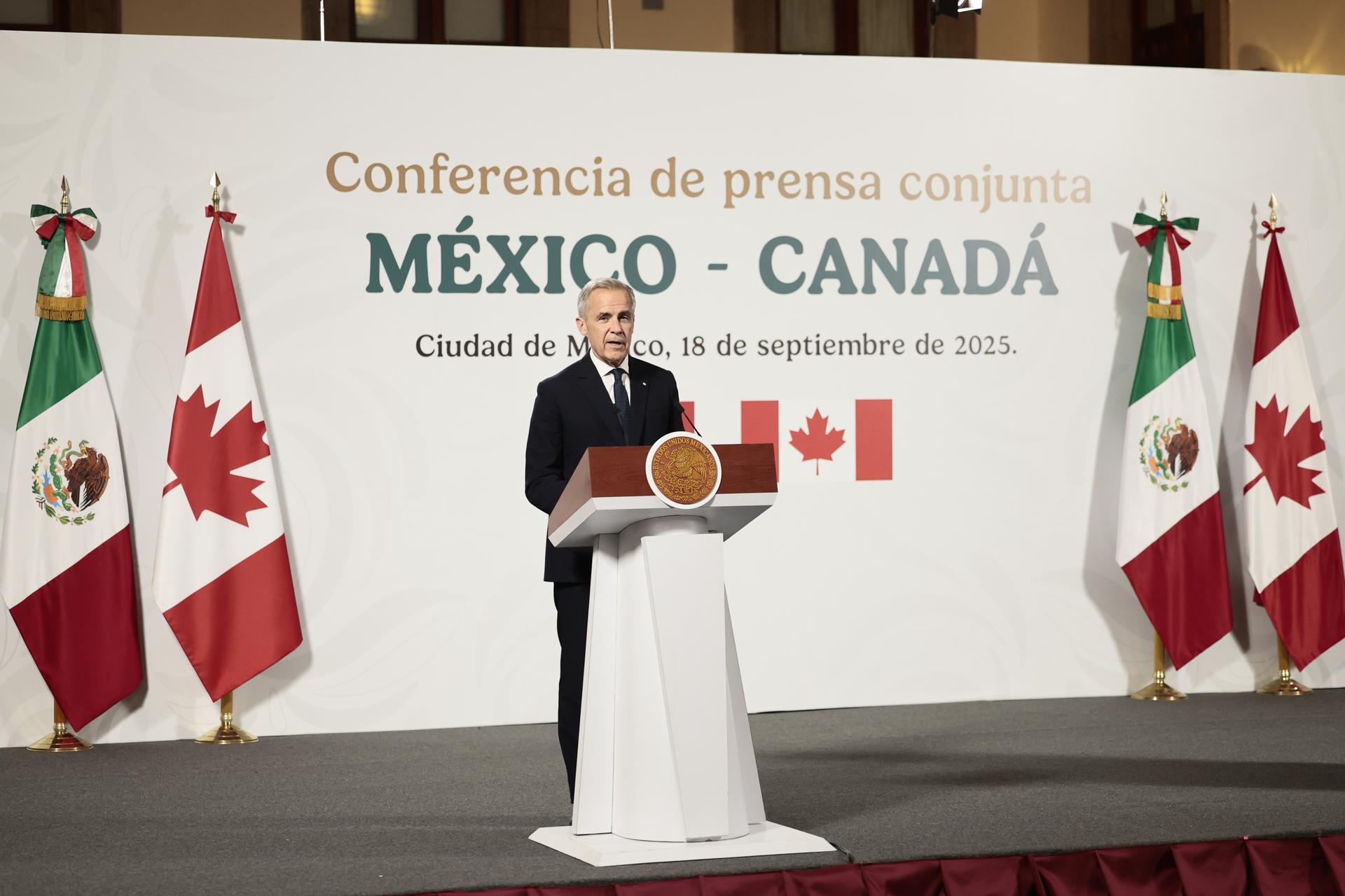El primer ministro de Canadá, Mark Carney participa este jueves, durante una conferencia de prensa en Palacio Nacional de la Ciudad de México (México). EFE/José Méndez