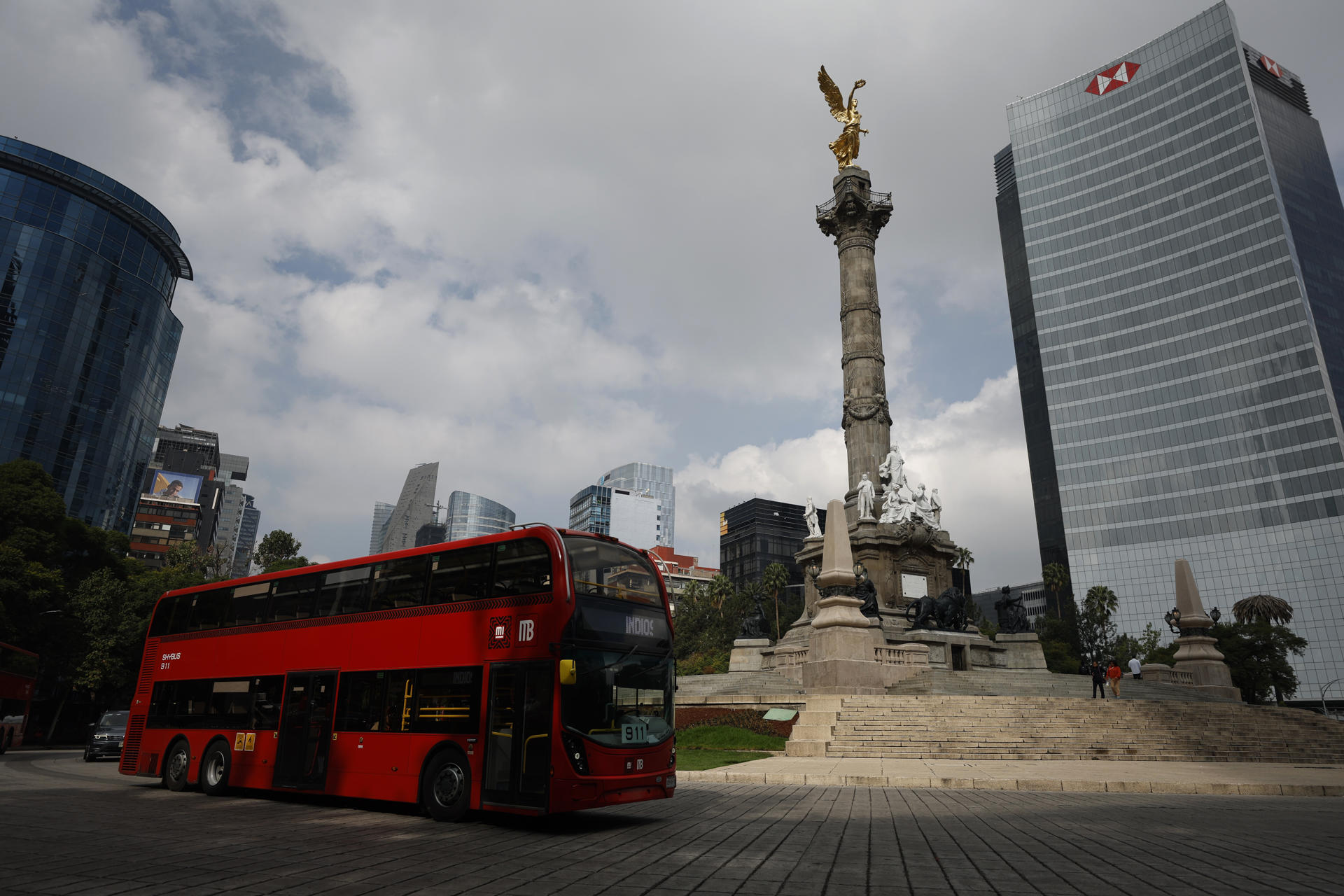 Fotografía de un metrobús transitando por una avenida este lunes, en la Ciudad de México (México). Se espera que a este país lleguen más de cinco millones de visitantes para la Copa del Mundo 2026, cifra estimada por la Secretaría de Turismo del Gobierno mexicano. EFE/ Sáshenka Gutiérrez
