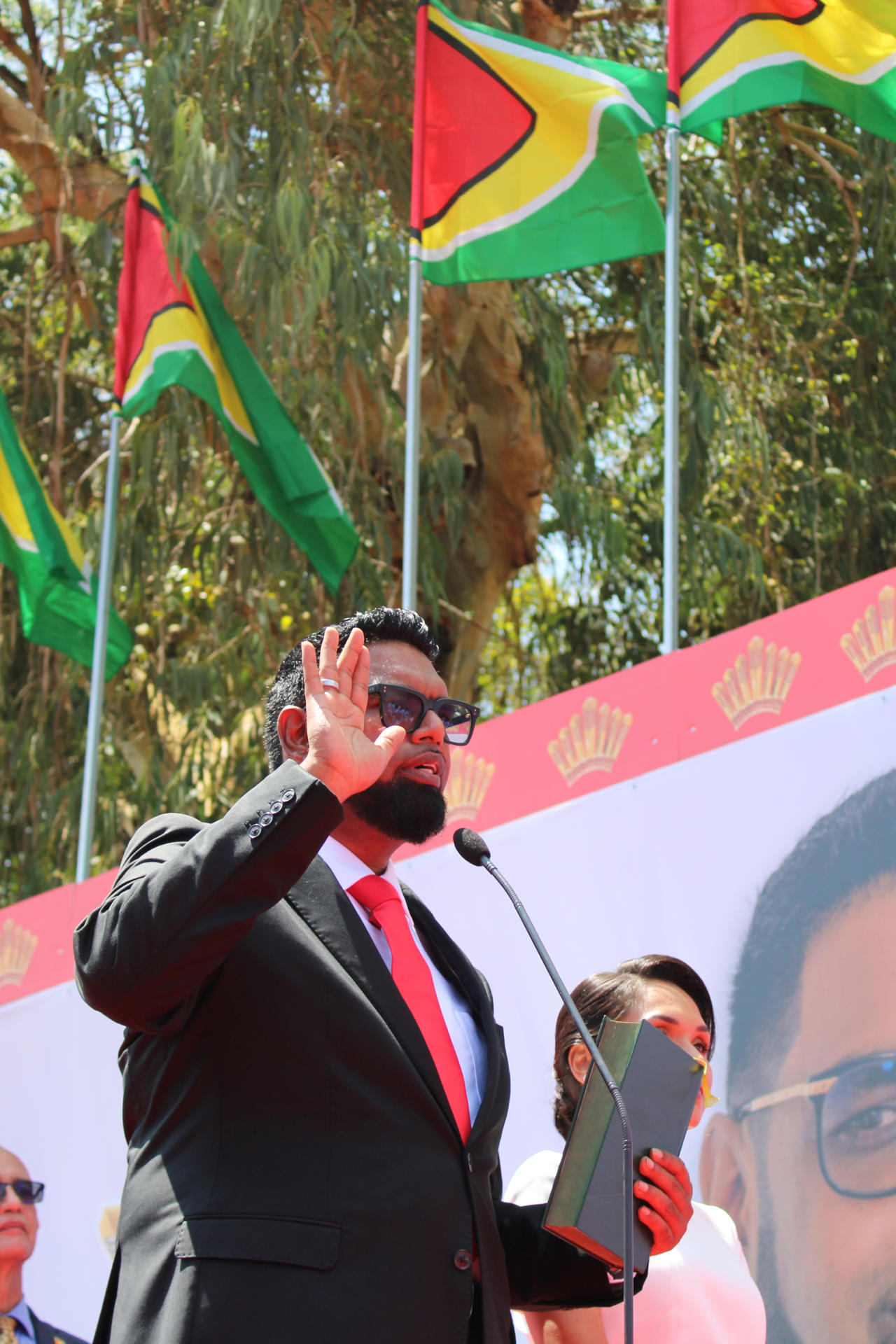 El reelegido presidente de Guyana, Irfaan Ali, al jurar este domingo, 7 de septiembre, durante la toma de posesión para un segundo mandato, en Georgetown (Guyana). EFE/Nazima Raghubir