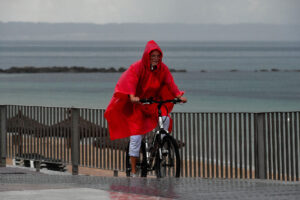 Imagen de archivo de una ciclista en la ciudad de Palma. EFE/ Miquel A. Borràs