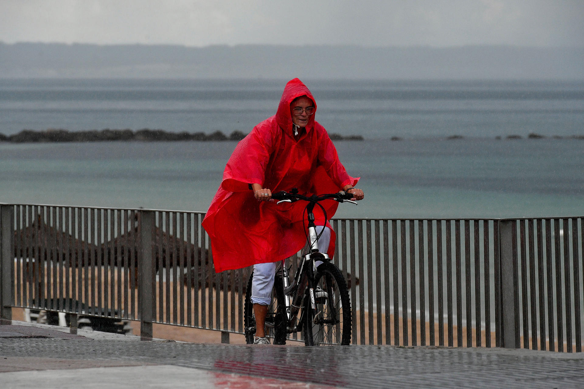 Imagen de archivo de una ciclista en la ciudad de Palma. EFE/ Miquel A. Borràs