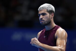 Carlos Alcaraz celebra un punto en la final contra el estadounidense Taylor Fritz, en el Abierto de Tokio. EFE/EPA/KIYOSHI OTA