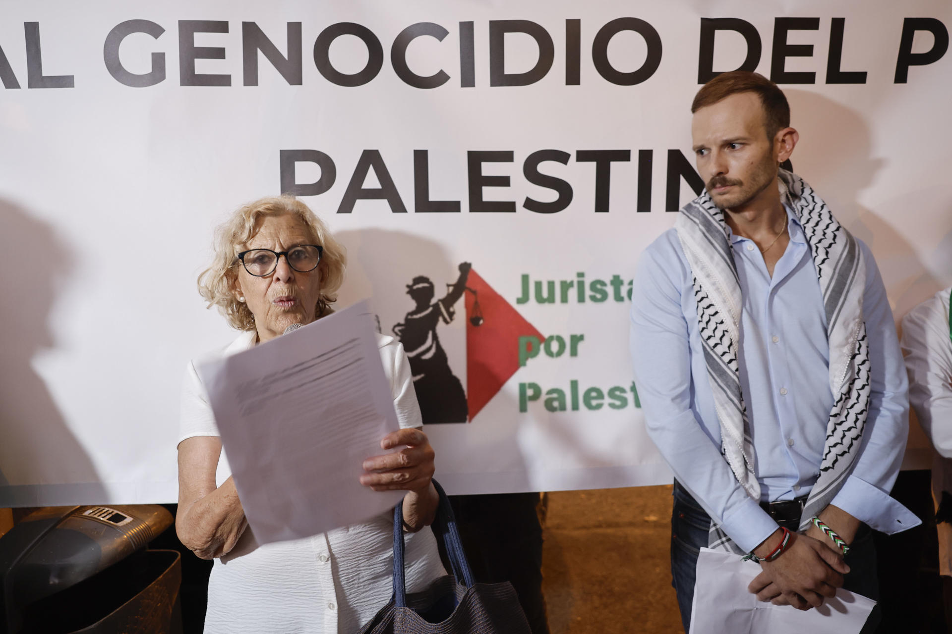 La jueza Manuela Carmena (i) participa en la concentración convocada por Juristas por Palestina frente a la Embajada y el Consulado de Israel, hoy miércoles en Madrid, con el fin de denunciar, desde el ámbito jurídico, la situación de genocidio que sufre la población civil palestina en Gaza. EFE/Sergio Pérez
