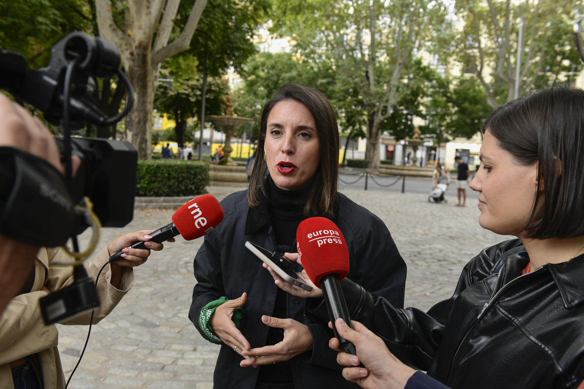 La secretaria política de Podemos y eurodiputada Irene Montero se dirige a medios de comunicación durante la concentración celebrada en Madrid, este domingo, bajo el lema 'Aborto libre para todas' frente al ministerio de Sanidad. EFE/ Víctor Lerena
