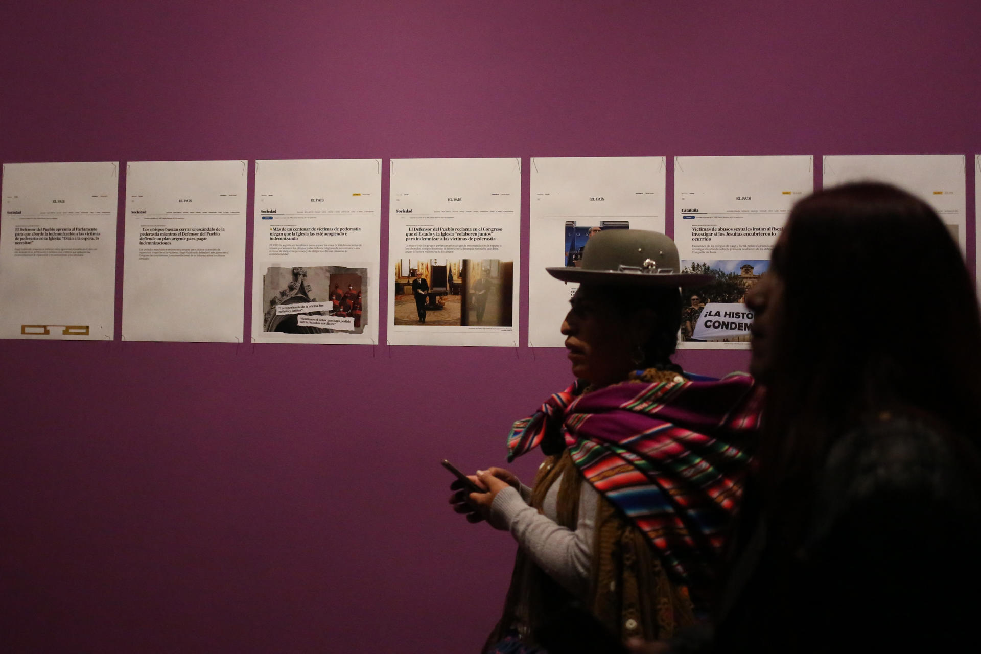 Personas asisten a la exposición 'Viacrucis de la pederastia' este jueves, en el centro cultural España, en La Paz (Bolivia). EFE/ Luis Gandarillas