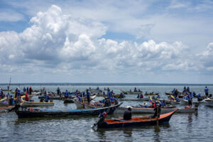 Decenas de pescadores venezolanos fueron captados este sábado, 20 de septiembre, al salir en flota para rechazar las "agresiones de Estados Unidos a Venezuela", en La Guaira (Venezuela). EFE/Ronald Peña