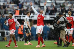 El jugador del Arsenal Gabriel celebra un gol durante el partido de la Premier League que han jugado Newcastle United y Arsenal FC, en Newcastle, Reino Unido. EFE/EPA/GARY OAKLEY