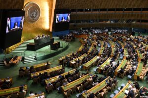 El presidente del Estado de Palestina, Mahmoud Abbas (en pantalla), se dirige a través de videoconferencia a la Conferencia Internacional de Alto Nivel para la Resolución Pacífica de la Cuestión de Palestina e Implementación de la solución de dos Estados, en la sede de las Naciones Unidas (ONU) en Nueva York, Nueva York, EE.UU. EFE/LUKAS COCH