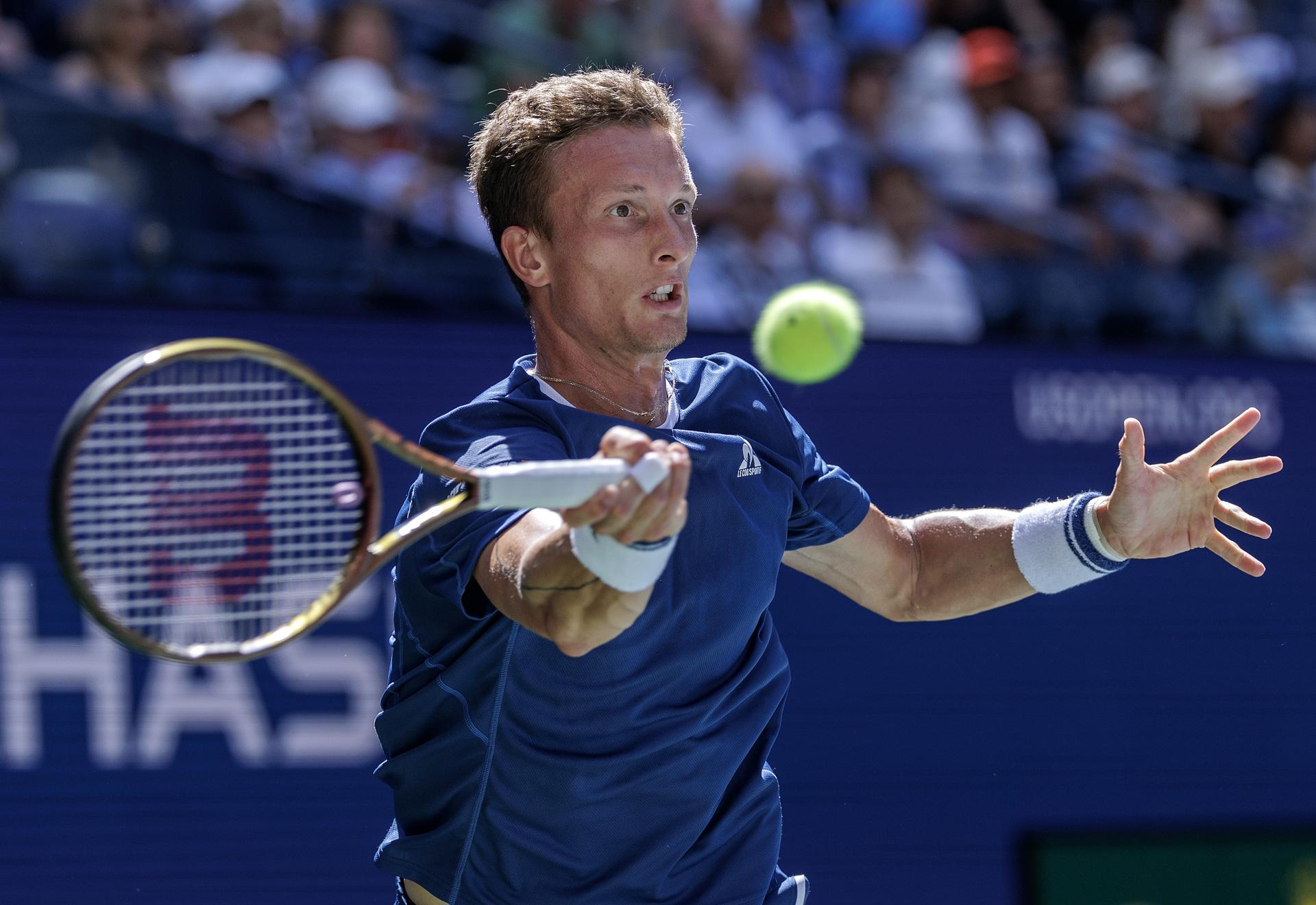 El checo Jiri Lehecka cayó este martes contra el español Carlos Alcaraz en los cuartos de final del Abierto de Tenis de Estados Unidos. EFE/EPA/CRISTOBAL HERRERA ULASHKEVICH
//////////
FLUSHING MEADOWS (United States), 02/09/2025.- Jiri Lehecka of Czechia in action against Carlos Alcaraz of Spain during the quarterfinals of the US Open Tennis Championships at the USTA Billie Jean King National Tennis Center in Flushing Meadows, New York, USA, 02 September 2025. The US Open tournament runs from 24 August through 07 September. (Tenis, España, Nueva York) EFE/EPA/CRISTOBAL HERRERA ULASHKEVICH