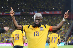 Enner Valencia celebra su gol ante Argentina este martes en un partido de la última fecha de las eliminatorias sudamericanas a la Copa Mundial de 2026. EFE/ José Jácome