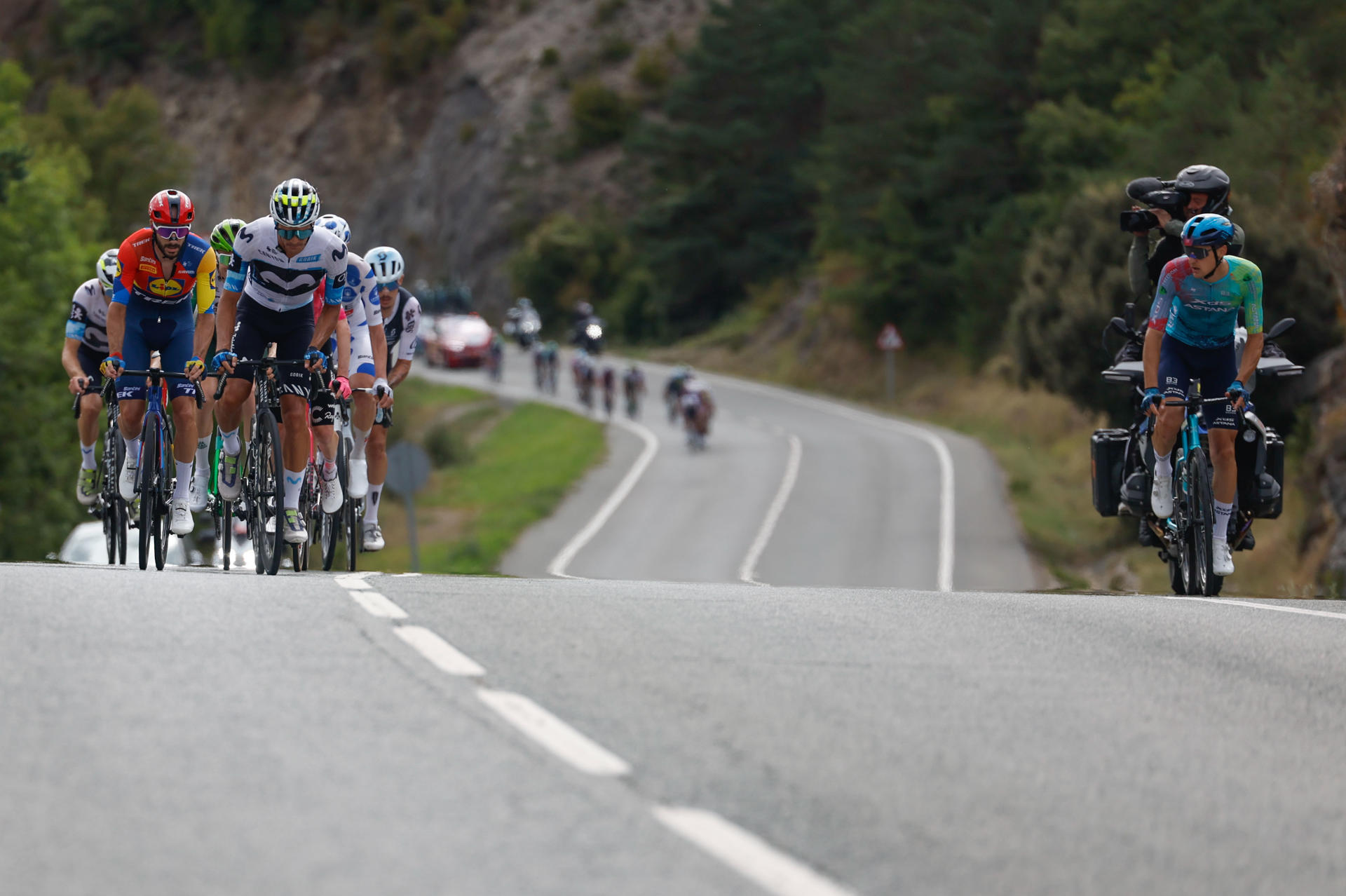Corredores en acción durante la décima jornada de La Vuelta a España, en la que el australiano Jay Vine logró la victoria y el danés Jonas Vingegaard recuperó el maillot rojo de líder. EFE/ Javier Lizón