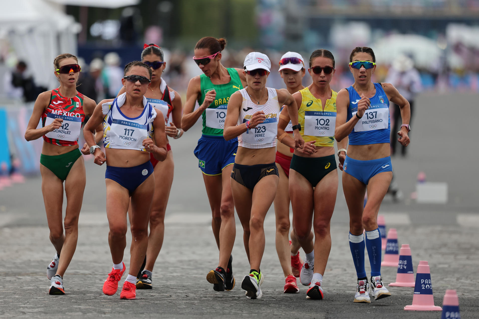 Imagen de archivo de los Juegos Olímpicos de París 2024 en la que aparecen la atleta mexicana Alegna González; laecuatoriana Glenda Morejón; la brasileña Viviane Lyra; laespañola María Pérez; la australiana Jemima Montag y la italiana Antonella Palmisano en el maratón mixto de marcha. EFE/ Miguel Gutiérrez