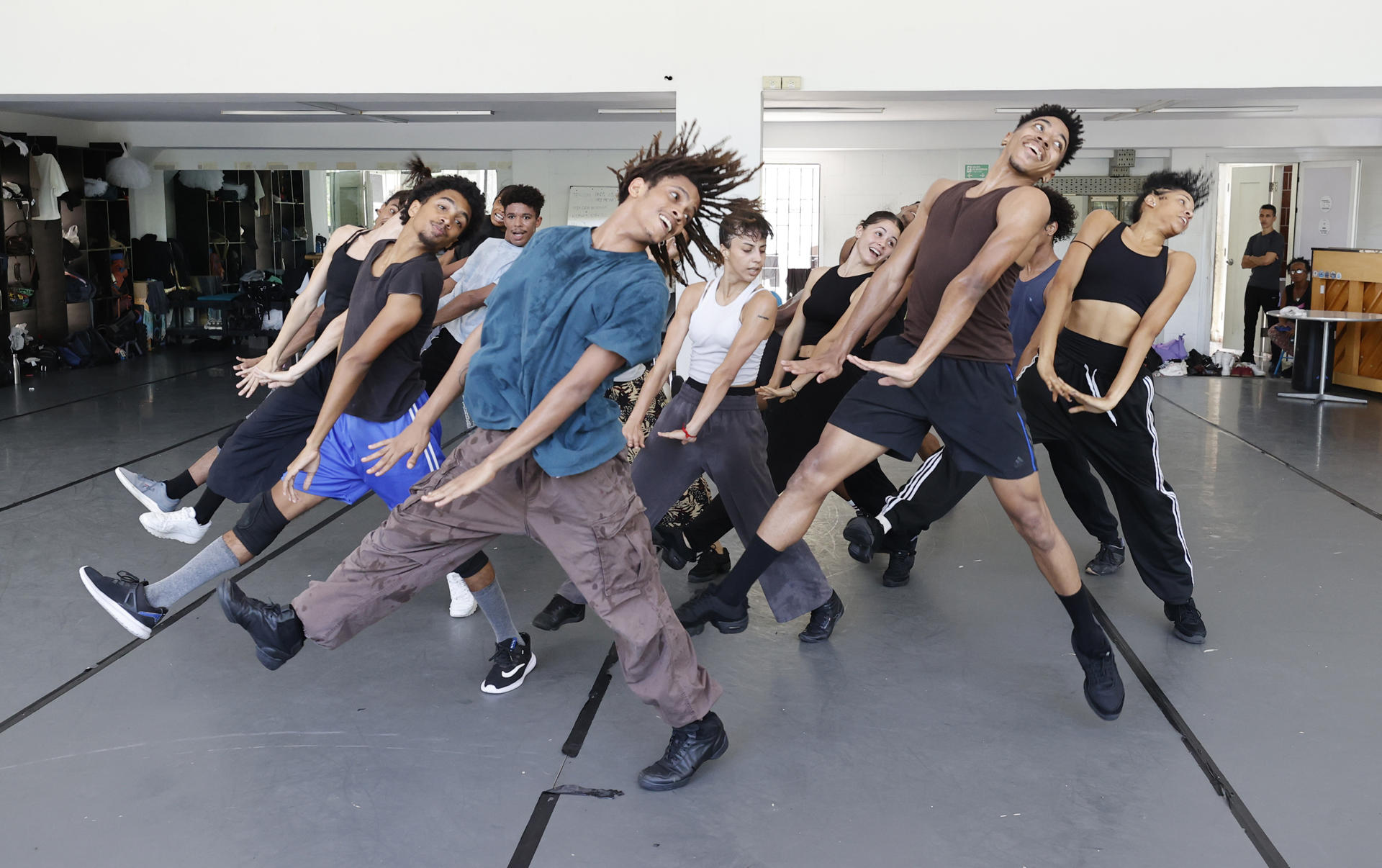 Bailarines de la compañía Acosta Danza fueron captados el pasado 27 de agosto durante un ensayo de una obra en La Habana (Cuba). EFE/Ernesto Mastrascusa
