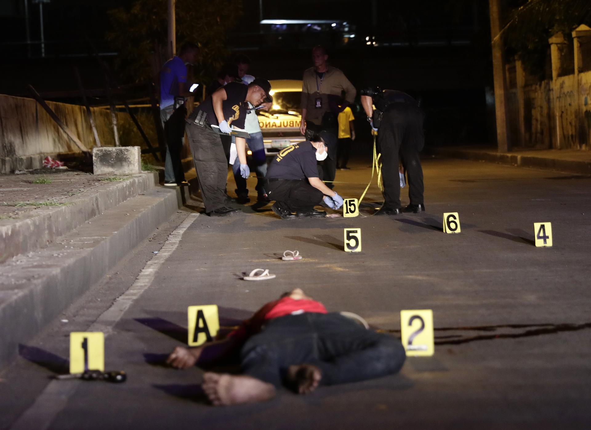 MANILA (Philippines), 23/09/2025.- (FILE) - Police work a crime scene after a suspected criminal was killed in an anti-drug operation in Manila, Philippines, 18 August 2017(reissued 23 September 2025). International Criminal Court (ICC) prosecutors have charged former Philippine president Rodrigo Duterte with three counts of crimes against humanity, alleging his role in at least 76 murders tied to the country’s anti-drug campaign. A redacted charge sheet dated 04 July but released on 22 September details the counts, including 19 killings in Davao City between 2013 and 2016, 14 murders of high value targets in 2016–2017, and 43 killings during clearance operations against alleged drug users and pushers between 2016 and 2018. Duterte is being held at the ICC’s detention unit in Scheveningen, The Hague, after his arrest in Manila on 11 March. (Filipinas, La Haya) EFE/EPA/FRANCIS R. MALASIG
