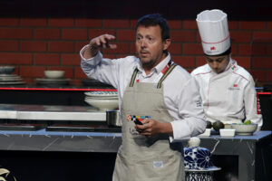 El chef español Carles Tejedor, durante su participación en el Congreso y Festival Latino Gastronomic, el pasado jueves en la ciudad de Puebla (México).  EFE/ Hilda Ríos