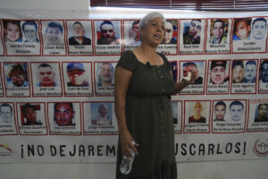 La integrante de un colectivo de búsqueda, Ana Luisa Alanís, habla durante una entrevista con EFE, este miércoles en Ciudad Juárez (México). EFE/ Luis Torres