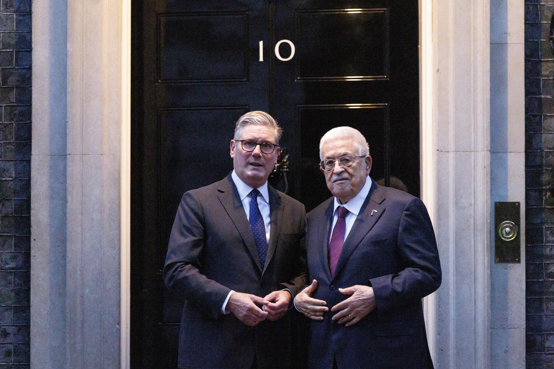 El primer ministro británico, Keir Starmer (I), recibe al presidente de la Autoridad Palestina Mahmud Abás (D) en el número 10 de Downing Street en Londres, el 8 de septiembre de 2025. EFE/EPA/TOLGA AKMEN