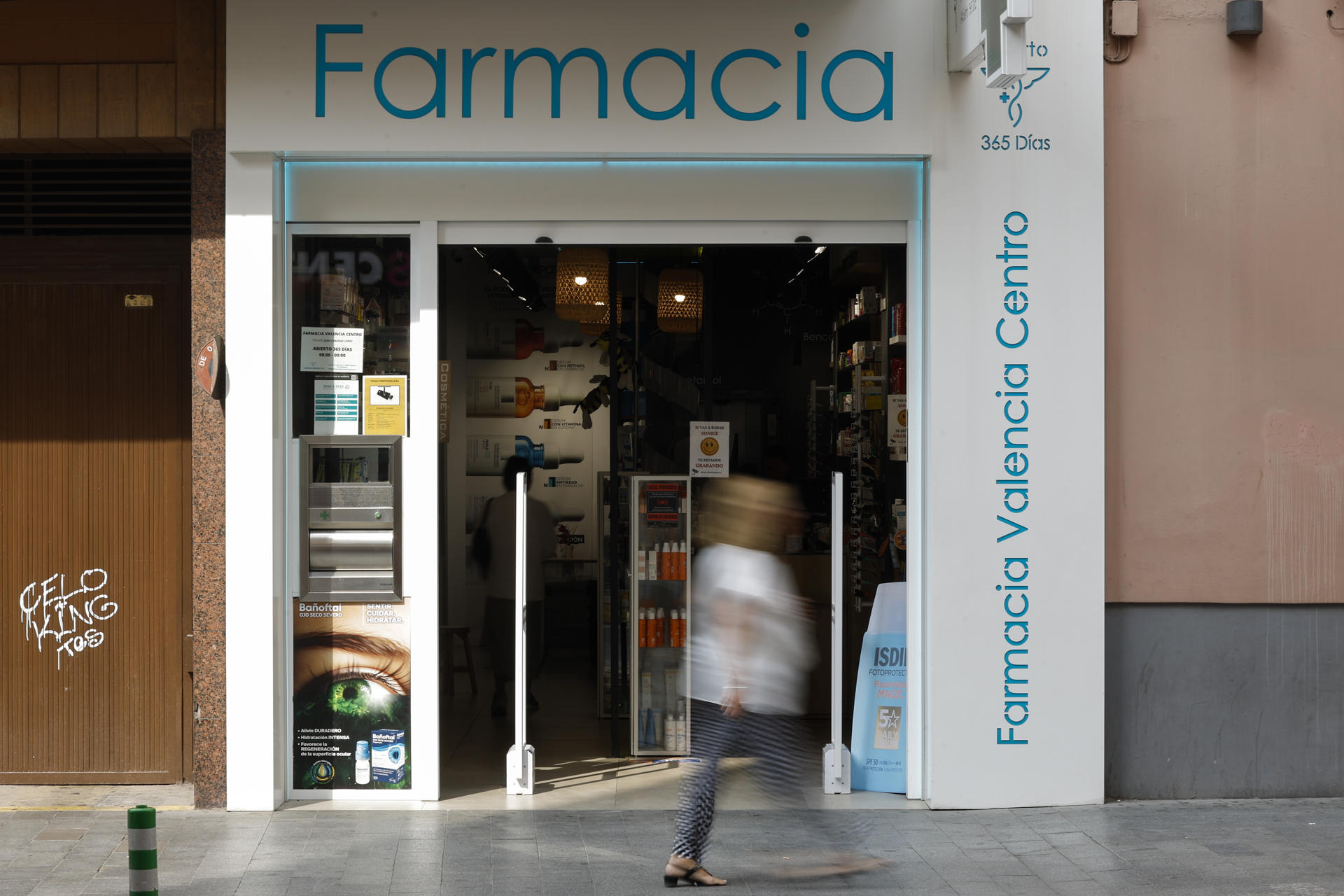 Imagen de archivo de una farmacia en Valencia. EFE/Biel Aliño