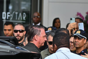 El expresidente de Brasil, Jair Bolsonaro, llega al hospital DF Star para un procedimiento médico, en Brasilia (Brasil) hoy, 14 de septiembre de 2025. EFE/Andre Borges