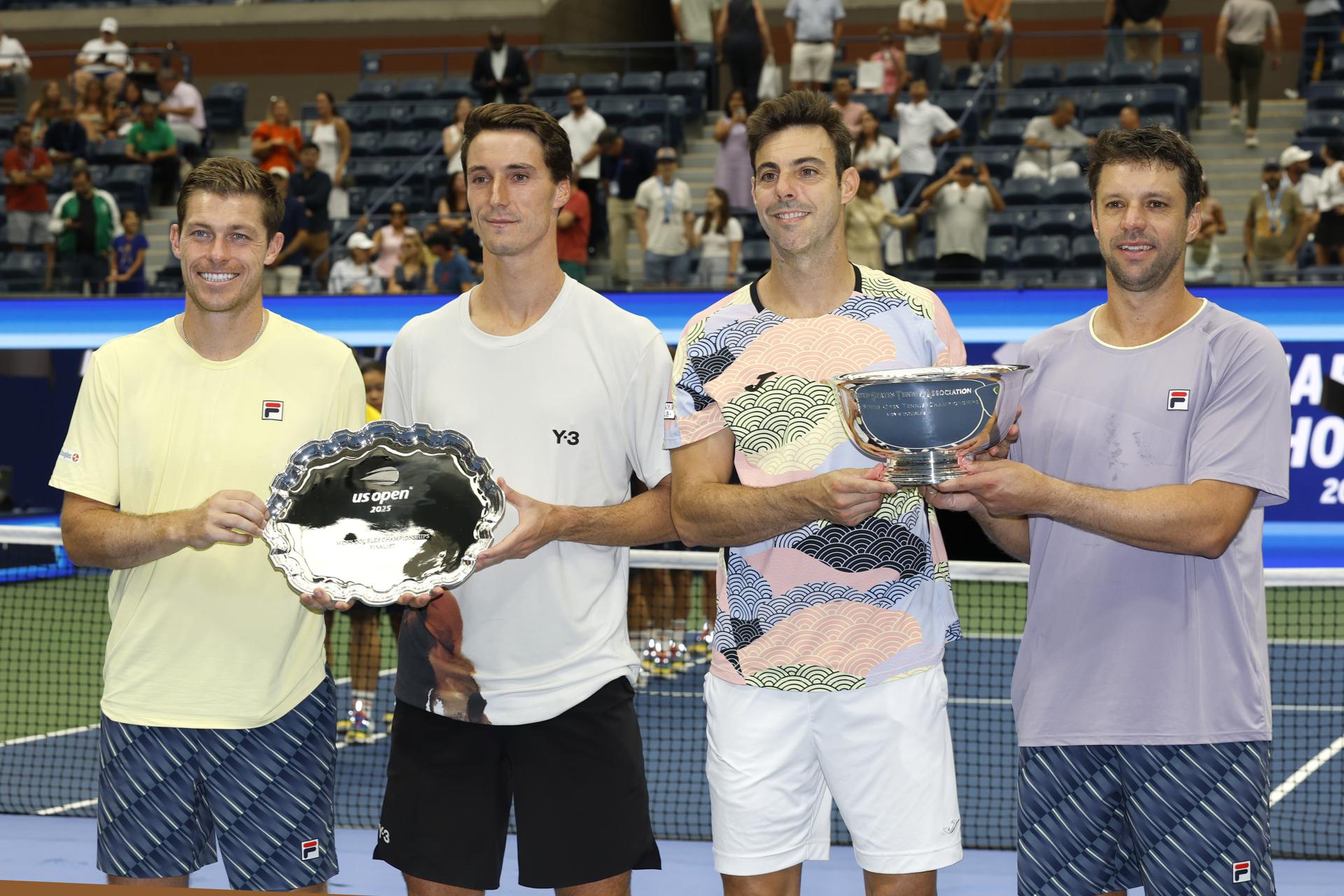 El argentino Horacio Zeballos (d) y el español Marcel Granollers (2d) posan con el trofeo de campeón junto a los finalistas británicos Joe Salisbury (2i) y Neal Skupski (i) tras las finales de dobles masculinos del Campeonato de Tenis Abierto de EE.UU. en el Centro Nacional de Tenis USTA Billie Jean King en Flushing Meadows, Nueva York (EE.UU.). EFE/JOHN G. MABANGLO
