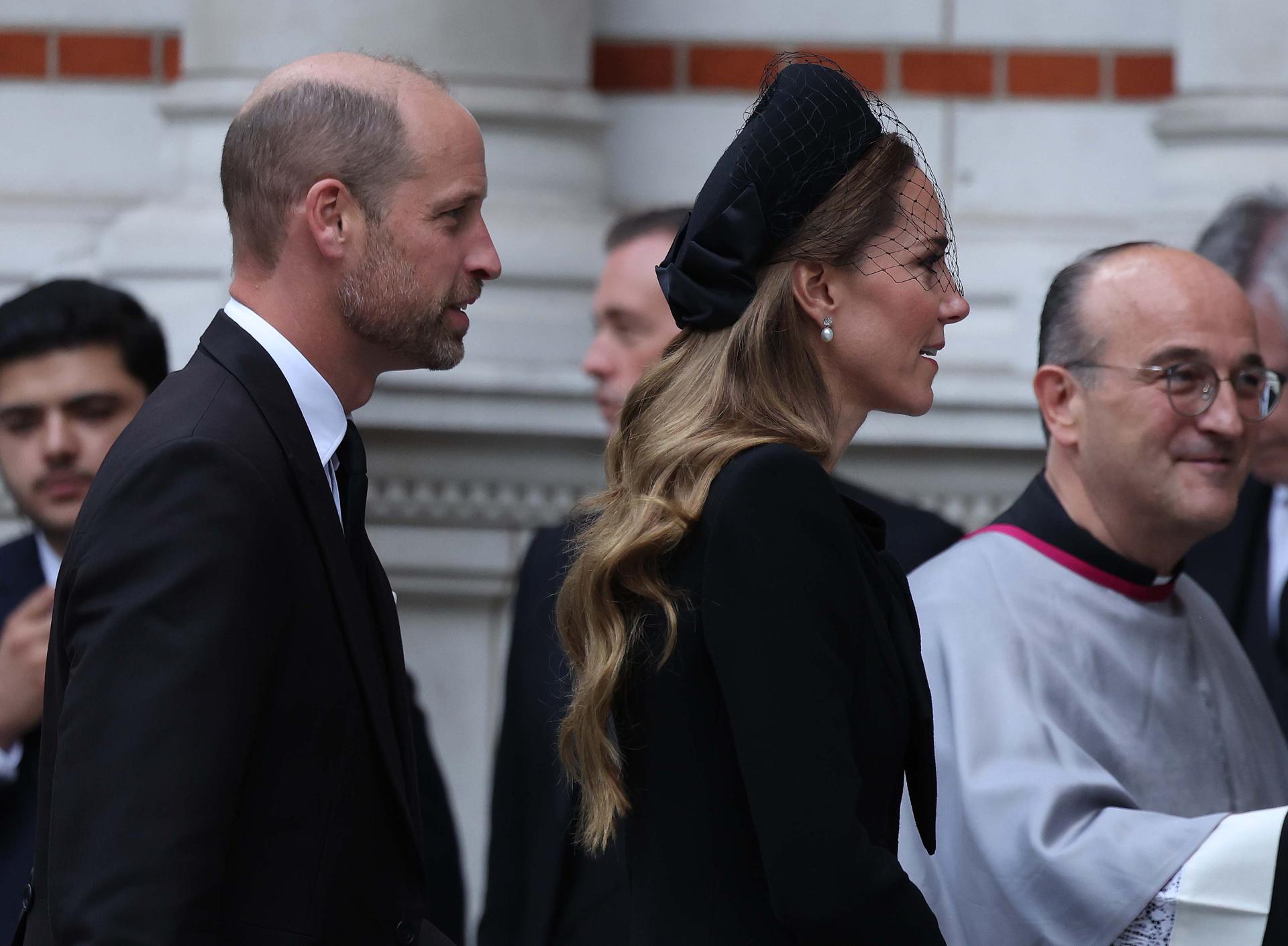 El príncipe de Gales, Guillermo, y su esposa Catalina en el funeral de la duquesa de Kent. EFE/EPA/NEIL HALL
