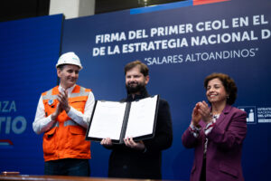Fotografía cedida por la Presidencia de Chile del mandatario, Gabriel Boric (c), junto a la ministra de minería, Aurora Williams (d), y el vicepresidente ejecutivo de la Empresa Nacional de Minería (Enami), Iván Mlynarz, durante la ceremonia de firma del primer Contrato Especial de Operación de Litio con Enami para proyecto Salares Altoandinos este viernes, en el palacio de La Moneda, en Santiago (Chile). EFE/ Presidencia de Chile