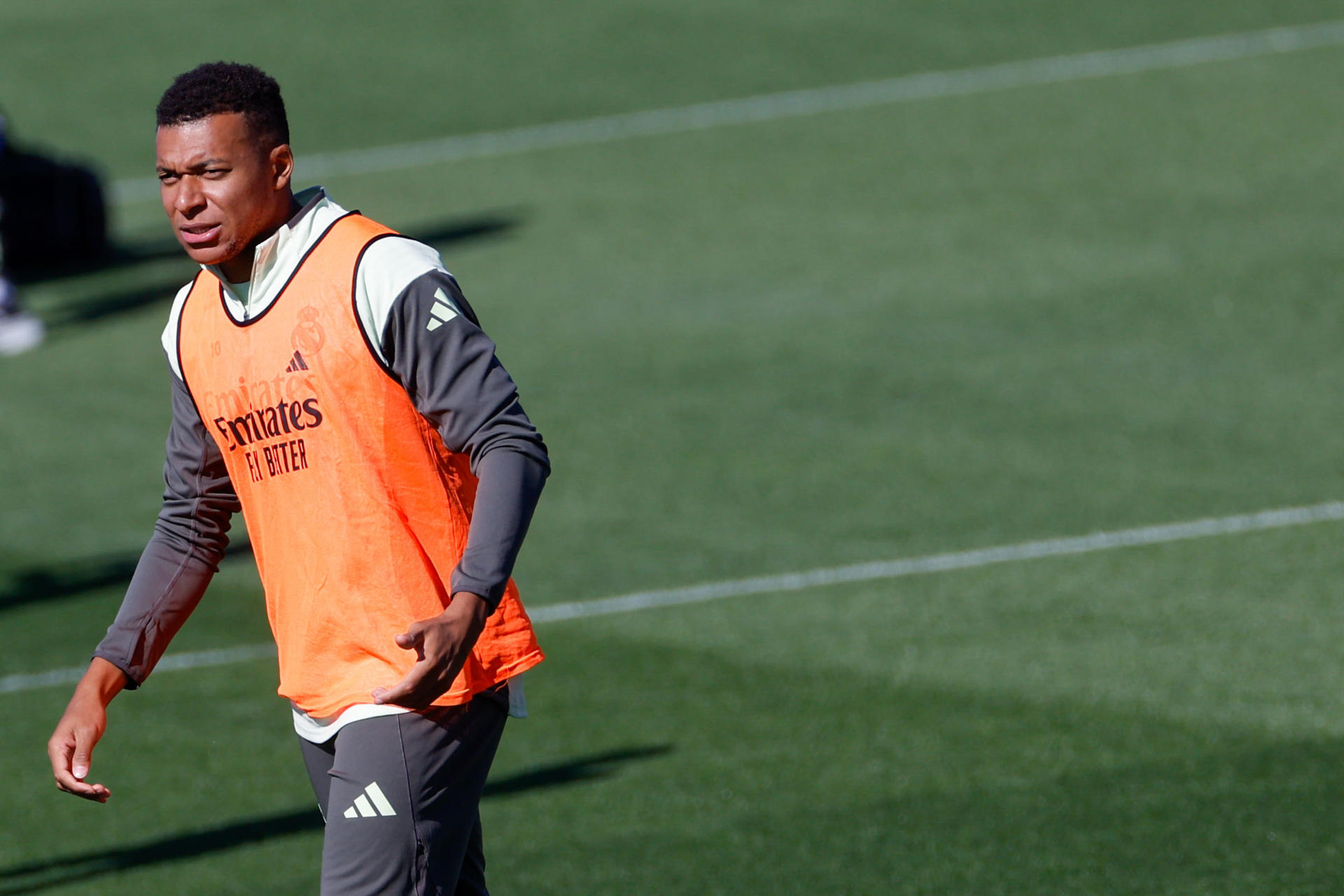 El delantero francés del Real Madrid Kylian Mbappé durante el entrenamiento realizado este viernes en la Ciudad Deportiva de Valdebebas, en la víspera del partido de Liga que el equipo disputa este sábado ante el Atlético de Madrid. EFE/Javier Lizón