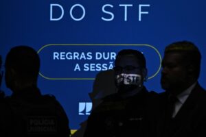 Un integrante de la Policía Judicial custodia durante el juicio por intento de golpe de Estado del expresidente de Brasil Jair Bolsonaro este martes, en el Supremo Tribunal Federal en Brasilia (Brasil). EFE/ Andre Borges