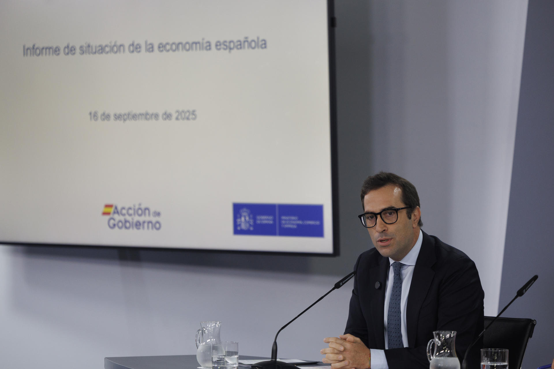 MADRID, 16/09/2025.- El ministro de Economía, Comercio y Empresa, Carlos Cuerpo, durante la rueda de prensa posterior a la reunión del Consejo de Ministros este martes en el complejo del Palacio de la Moncloa. EFE/ Sergio Pérez