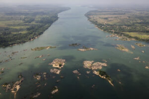 Fotografía aérea, tomada el pasado 11 de septiembre, de un sector del río Tocantins, cerca de  la comunidad Tauiry, en Itupiranga (Brasil). EFE/Isaac Fontana