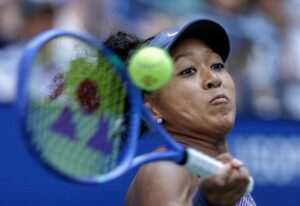 La japonesa Naomi Osaka eliminó este lunes del Abierto de Estados Unidos a la estadounidense Coco Gauff, número 3 del mundo, y avanzó a cuartos de final. EFE/EPA/CRISTOBAL HERRERA ULASHKEVICH