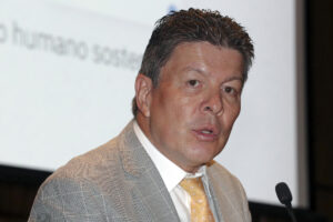 El coordinador de investigación del 'Séptimo Informe Estado de la Región 2025', Alberto Mora, habla este martes en Tegucigalpa (Honduras). EFE/ STR