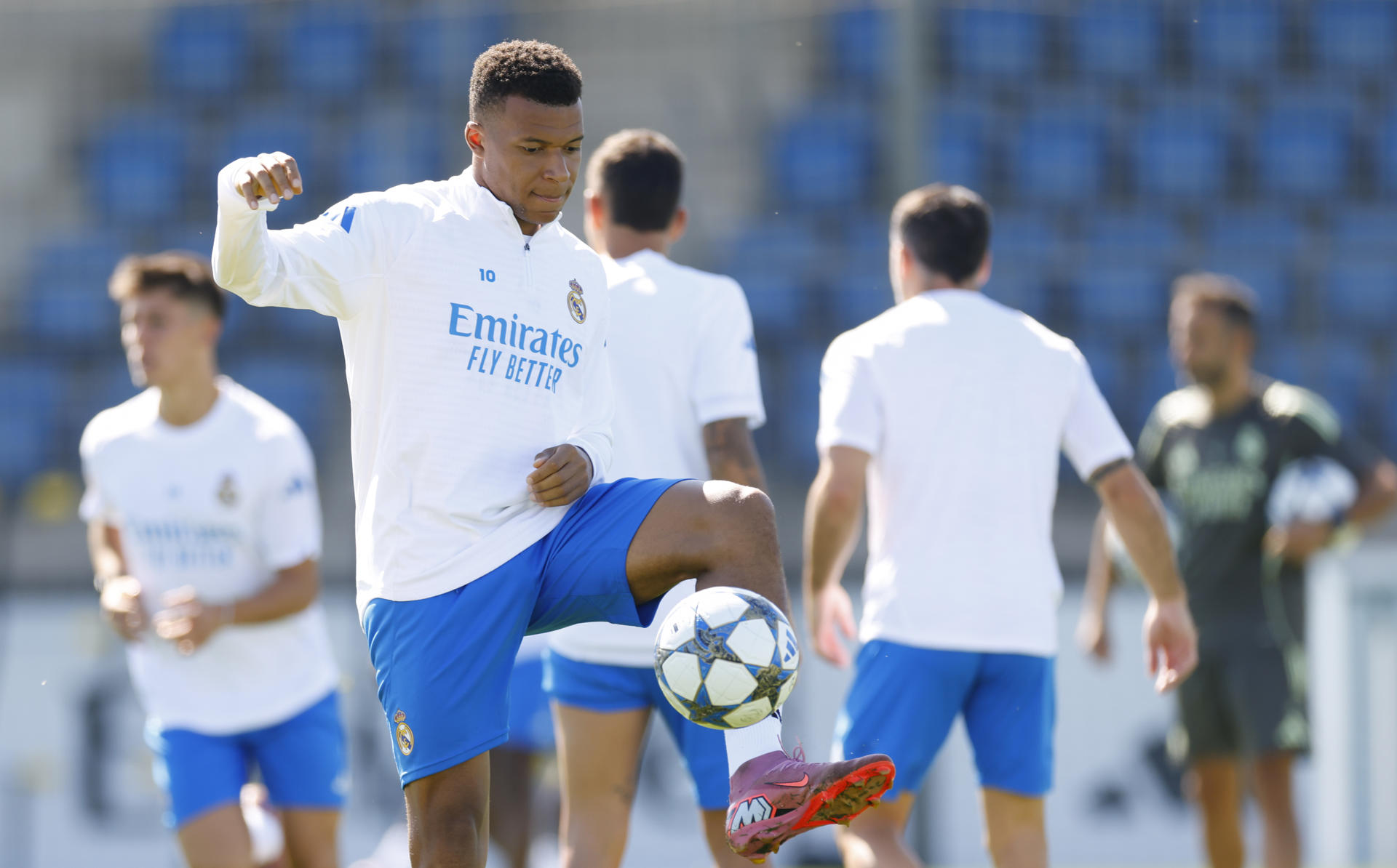 El delantero galo del Real Madrid Kylian Mbappé participa en el entrenamiento del equipo este lunes en Valdebebas. . EFE/ Antonio Villalba/Real Madrid SOLO USO EDITORIAL/SOLO DISPONIBLE PARA ILUSTRAR LA NOTICIA QUE ACOMPAÑA (CRÉDITO OBLIGATORIO)