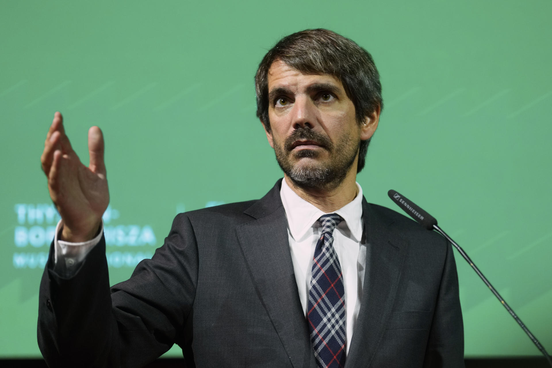El ministro de Cultura, Ernest Urtasun, da un discurso durante la presentación de la exposición 'Gaza a través de sus ojos' organizada por la agencia de la ONU y el departamento de Protección Civil y Ayuda Humanitaria de la Comisión Europea (ECHO) y que reúne 27 fotografías tomadas por fotoperiodistas, este martes, en Madrid. EFE/ Borja Sánchez-Trillo
