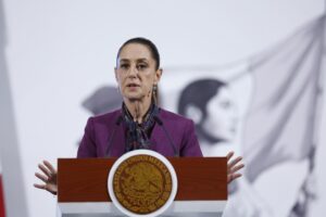 La presidenta de México, Claudia Sheinbaum, habla durante una rueda de prensa este miércoles, en Palacio Nacional de la Ciudad de México (México). EFE/Sáshenka Gutiérrez