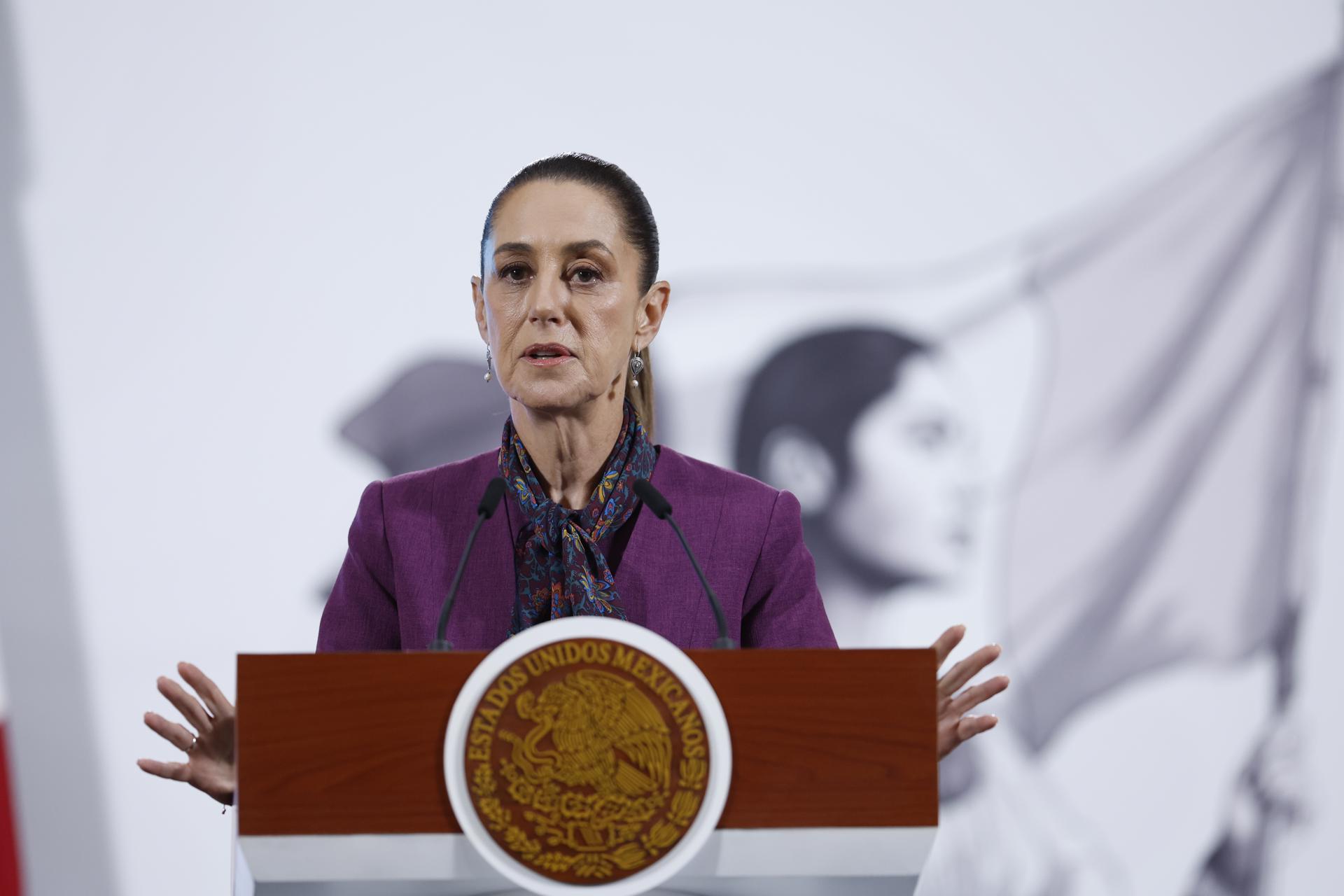 La presidenta de México, Claudia Sheinbaum, habla durante una rueda de prensa este miércoles, en Palacio Nacional de la Ciudad de México (México). EFE/Sáshenka Gutiérrez