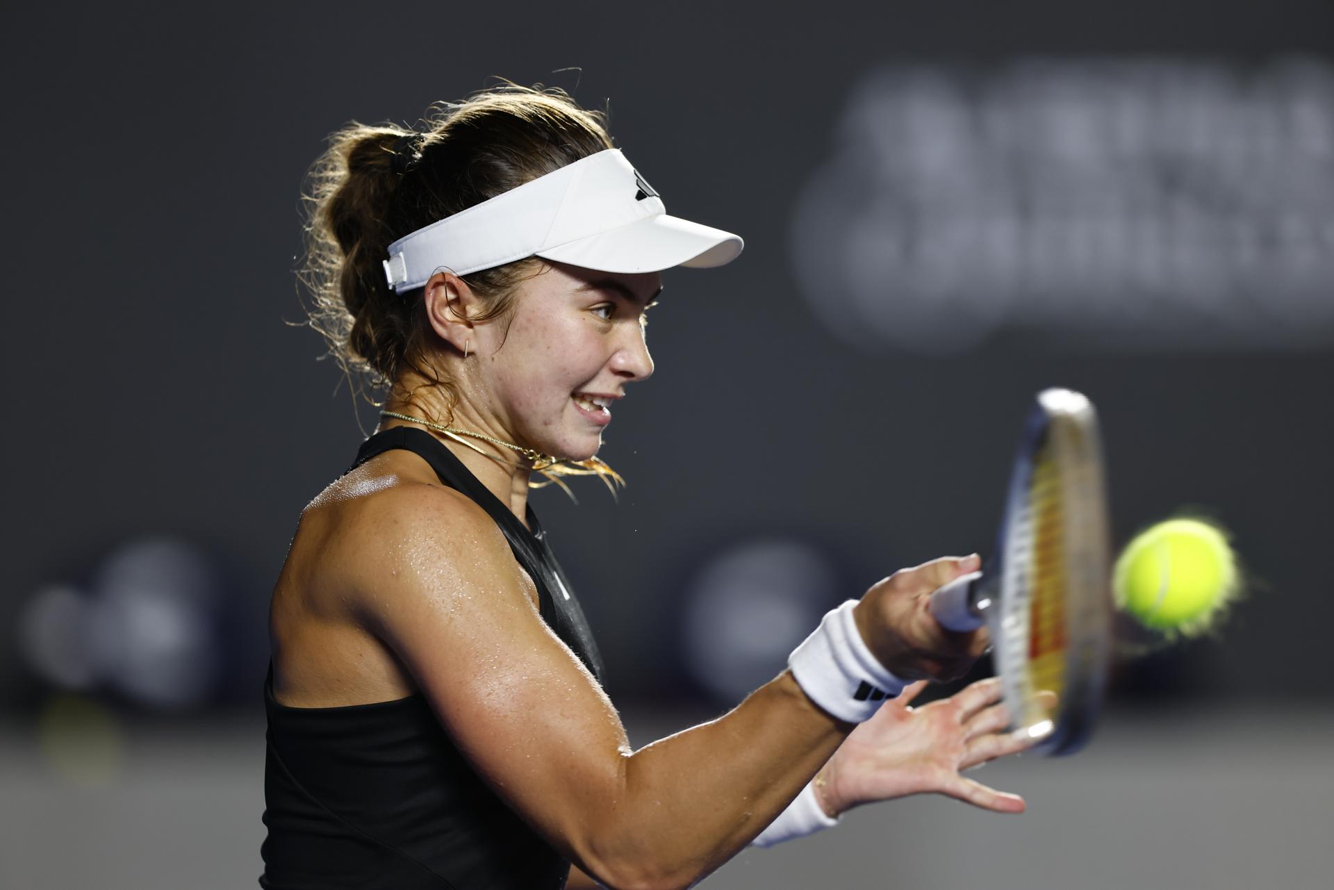 La estadounidense Iva Jovic devuelve una bola ante la colombiana Camila Osorio este jueves, durante un partido del torneo Guadalajara Open WTA 500 en el Centro Panamericano de Tenis, en Guadalajara (México). EFE/ Francisco Guasco