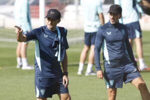El técnico del Athletic de Bilbao, Ernesto Valverde (i), supervisa el entrenamiento que el conjunto rojiblanco ha celebrado este jueves para preparar el encuentro de Liga del próximo sábado contra el Alavés en San Mamés. EFE/ Miguel Toña