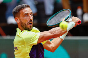El bosnio Damir Džumhur devuelve una bola ante el ecuatoriano Andrés Andrade este sábado, durante un partido del Grupo Mundial I de la Copa Davis en Quito (Ecuador). EFE/ José Jácome