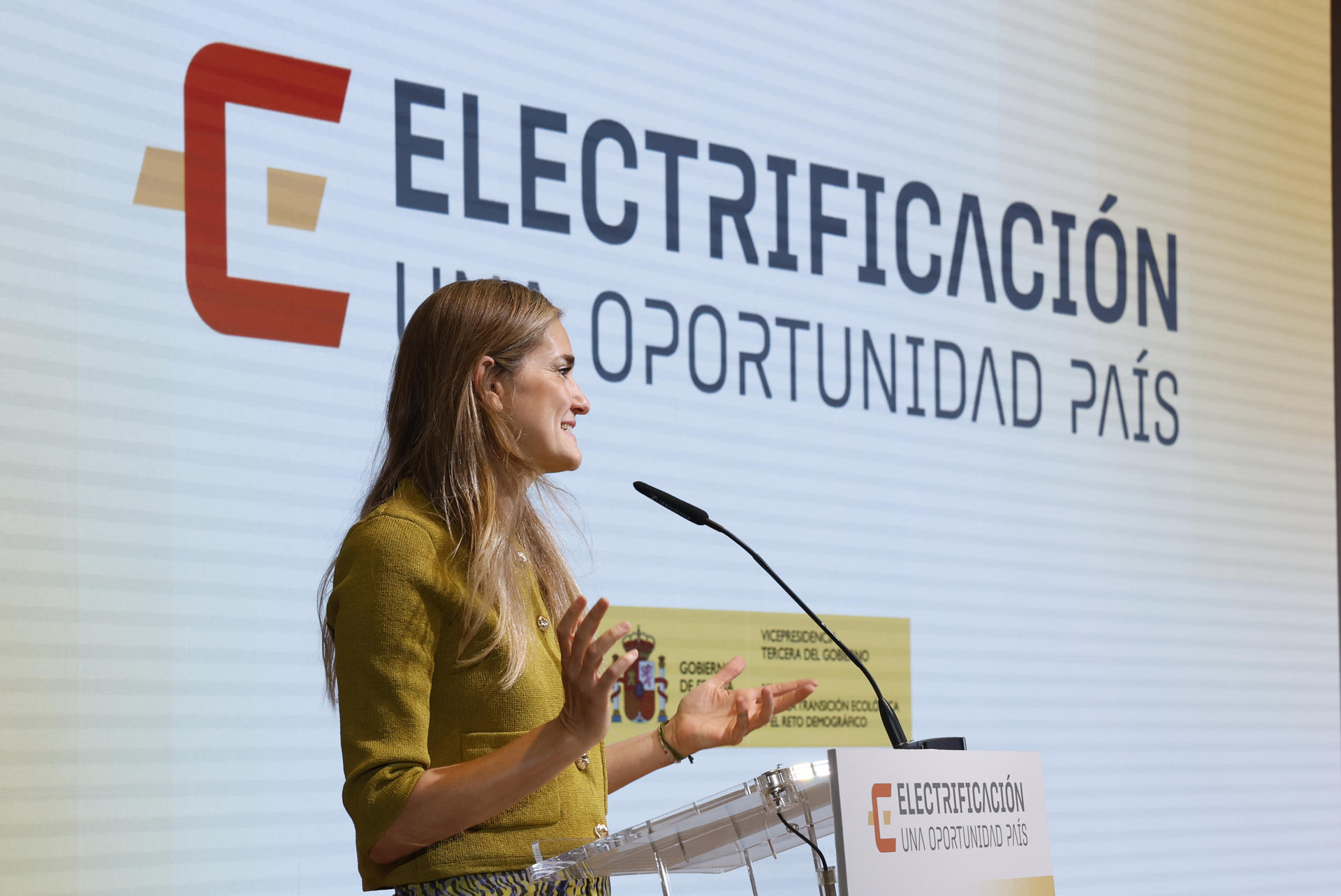 MADRID (ESPAÑA), 12/09/2025.- La vicepresidenta del Gobierno y ministra para la Transición Ecológica y el Reto Demográfico, Sara Aagesen, presenta este viernes las líneas generales de la Propuesta de Planificación de la red de transporte de electricidad con horizonte 2030 durante un acto celebrado en Madrid. EFE/JJ Guillén
