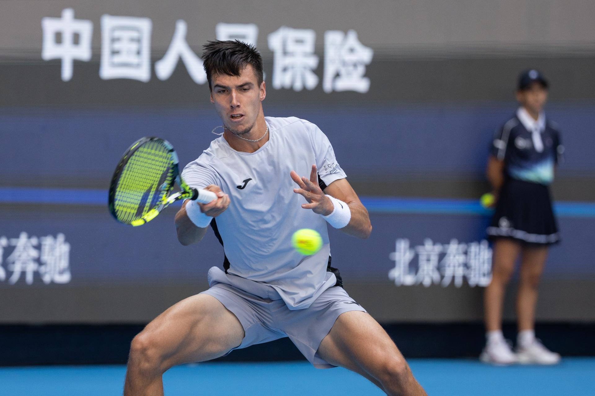 El húngaro Fabian Marozsan, en acción durante el partido contra Jannik Sinner del Abierto de tenis de China. EFE/EPA/JESSICA LEE