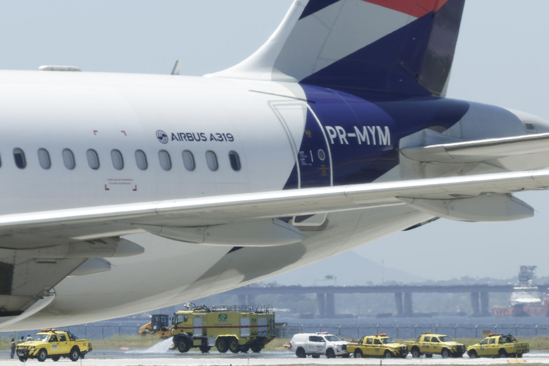 Personal y vehículos de mantenimiento trabajan en la limpieza de la pista del Aeropuerto Santos Dumont este martes, en Río de Janeiro, (Brasil). EFE/ André Coelho
