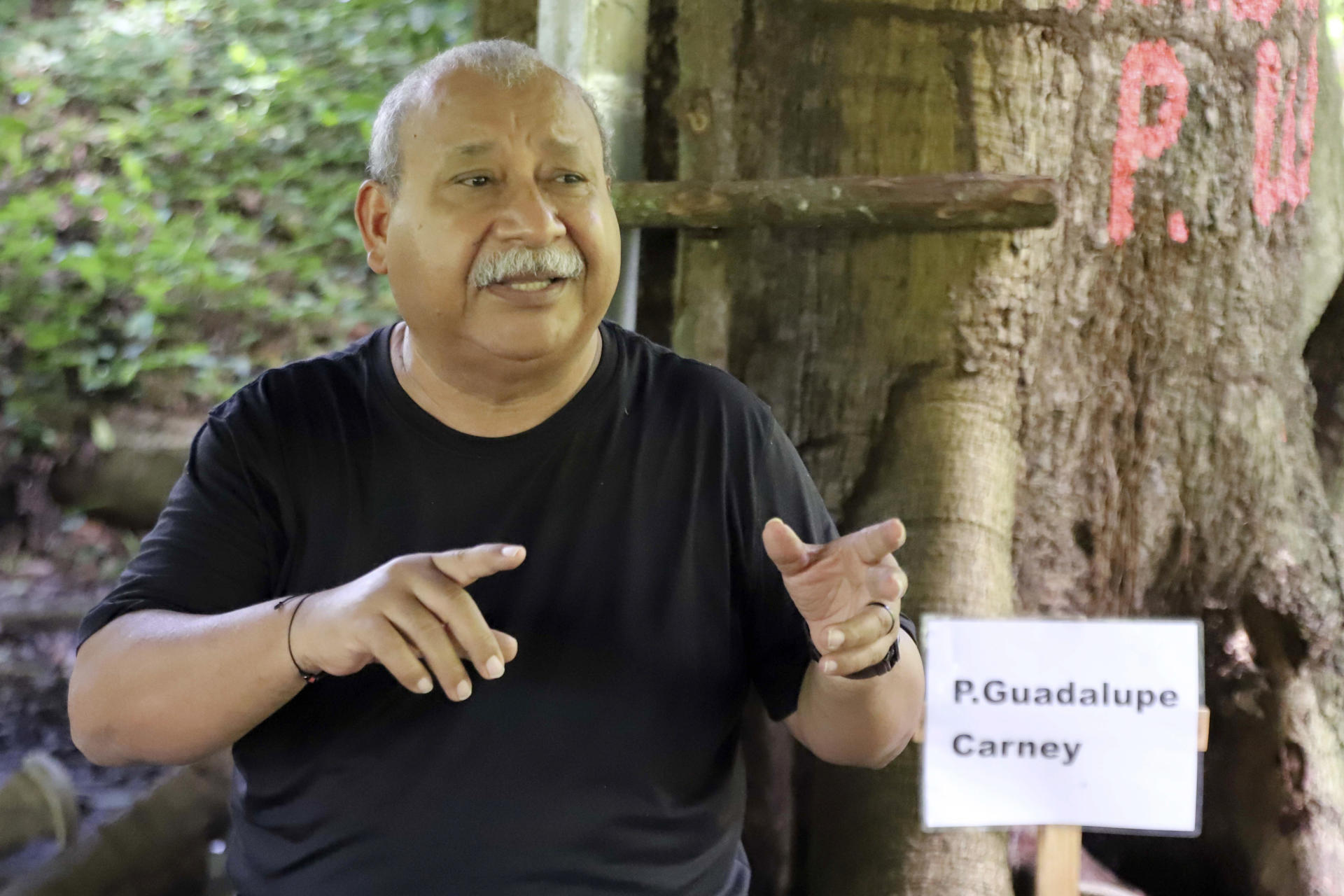 El sacerdote del Equipo de Reflexión, Investigación y Comunicación (Eric), Ismael Moreno, habla en una entrevista con EFE, en la aldea Arena Blanca en El Progreso (Honduras). EFE/Germán Reyes