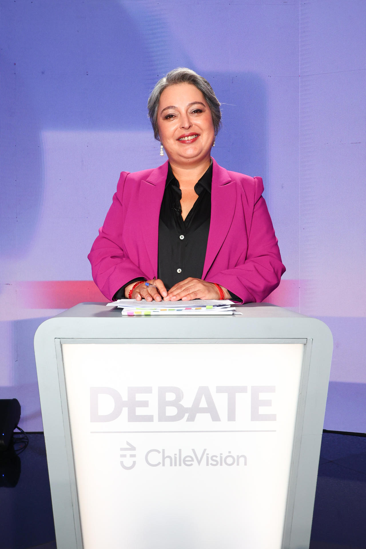 Fotografía cedida por Chilevisión de la candidata del Partido Comunista, Jeannette Jara, participando en el primer debate este miércoles, en Santiago (Chile). EFE/ Marcelo Martin /Chilevisión