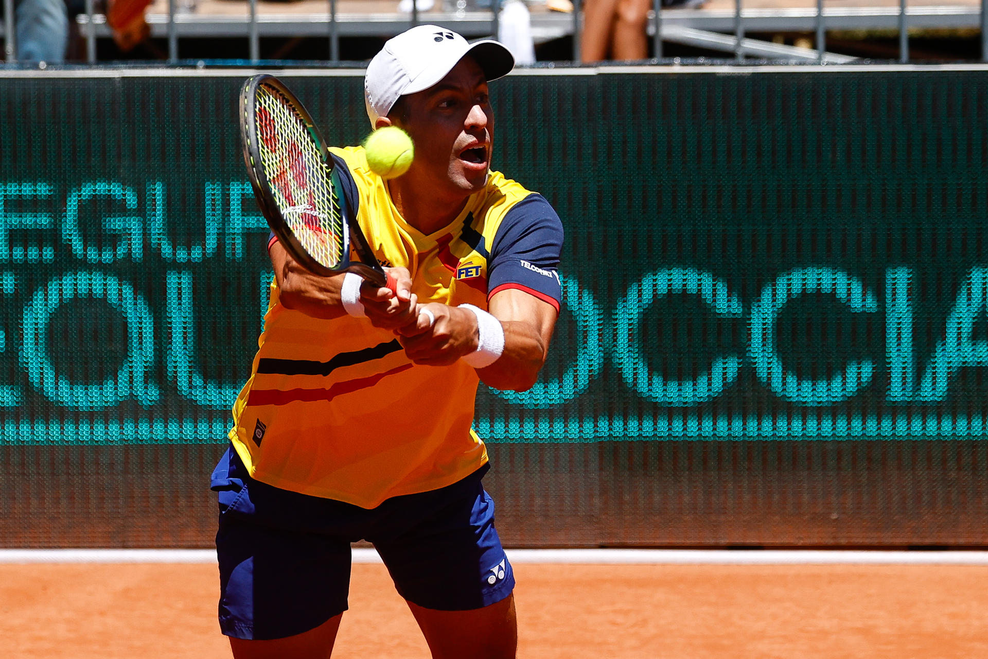 El tenista ecuatoriano Gonzalo Escobar se enfrenta en dobles a los bosnios Mirza Basic y Nerman Fatic por la serie de Copa Davis Grupo Mundial I, en Quito (Ecuador). EFE/José Jácome