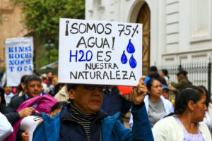 Una persona muestra un cartel durante una manifestación contra el proyecto minero Loma Larga este martes, en Cuenca (Ecuador). EFE/ Robert Puglla