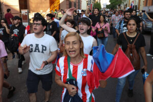 Personas participan en una manifestación este domingo, en Asunción (Paraguay). EFE/ Juan Pablo Pino