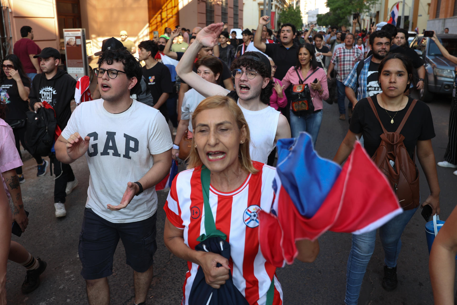 Personas participan en una manifestación este domingo, en Asunción (Paraguay). EFE/ Juan Pablo Pino