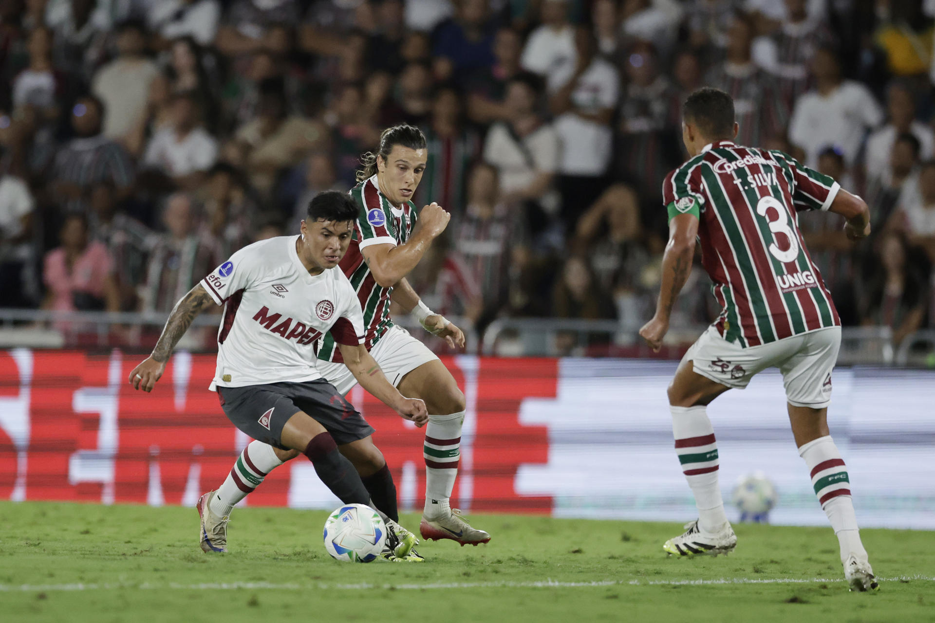 Dylan Aquino (i) anotó el gol que le dio a Lanús el pase a la semifinal de la Copa Sudamericana ante Fluminense en el estadio Maracaná. EFE/Andre Coelho
