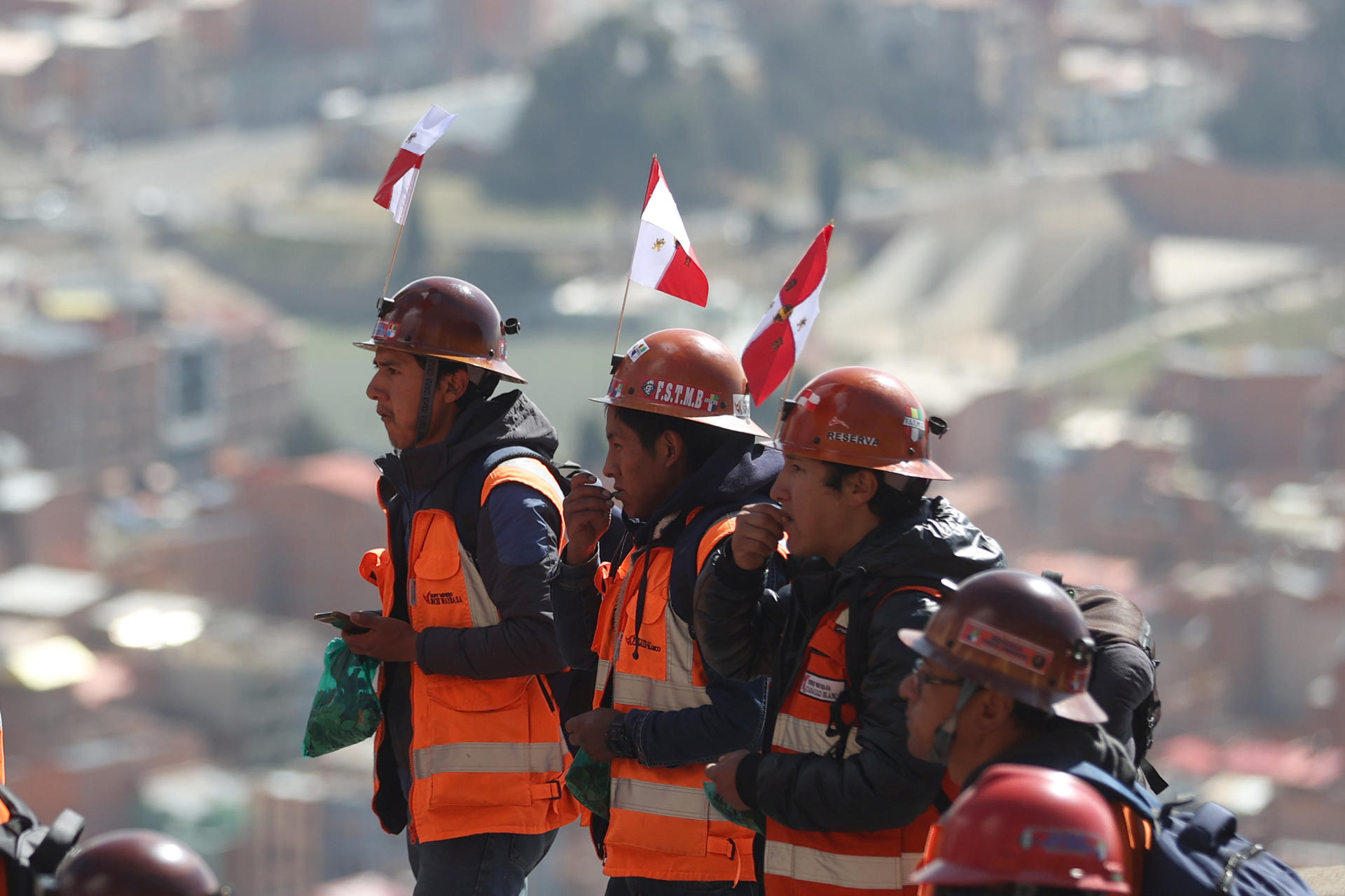 Mineros participan en una manifestación este jueves, en La Paz (Bolivia). EFE/ Luis Gandarillas
